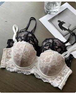 Détail d'un ensemble de lingerie en dentelle française avec broderie florale en noir et blanc