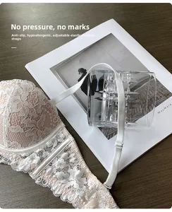 Détail des bretelles réglables et de la dentelle florale sur ce soutien-gorge