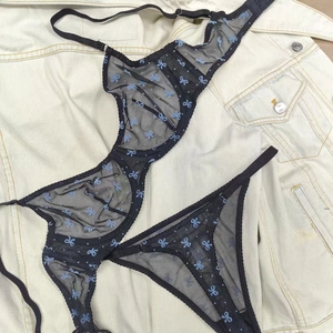 Ensemble de lingerie en tulle noir avec imprimés nœuds bleus sur veste en jean