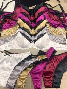 Flachbild von Satin-Dessous-Sets mit Spitzenbesatz und Schleifen in sechs Farben