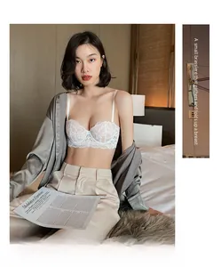 Détail d'un soutien-gorge demi-bonnet en dentelle blanche avec broderie florale et armatures