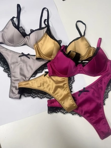 Detail von Satin- und Wimpernspitzen-Dessous-Sets in Silber, Gold und Rosérot