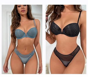 Detail eines transparenten Polka-Dot-Dessous-Sets mit V-förmigen Metallelementen