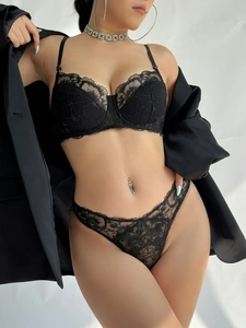 Détail d'un ensemble de lingerie en dentelle florale noire avec broderie et armature