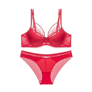 Ensemble de lingerie sexy en dentelle rouge avec soutien-gorge à armatures et culotte assortie