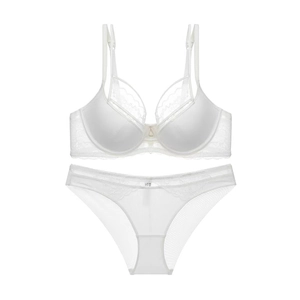 Vue détaillée d'un ensemble lingerie en dentelle blanche avec pendentif doré chic
