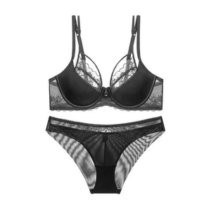 Détail d'un ensemble de lingerie en dentelle noire avec tissu mesh et pendentif