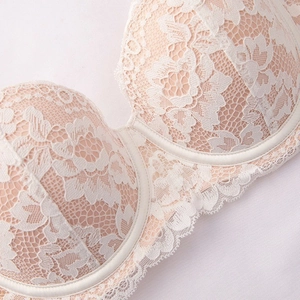 Ensemble soutien-gorge push-up en dentelle avec bonnets demi et broderies florales