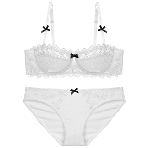Ensemble de lingerie en dentelle blanche avec soutien-gorge push-up et culotte assortie