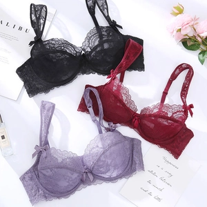 Détails de trois soutiens-gorge en dentelle noire, bordeaux et lavande à motifs floraux