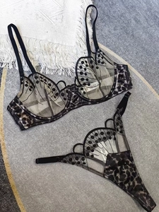 Détail à plat de l'ensemble soutien-gorge et string en mesh léopard avec broderie