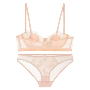 Vue détaillée d'un ensemble lingerie en dentelle rose avec résille fleurie et agrafage