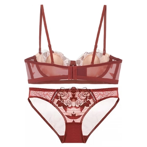 Détail d'un ensemble lingerie dentelle brun rouge avec broderie florale et mesh transparent