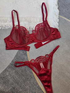 Détails de l'ensemble de lingerie en dentelle rouge foncé avec broderie et satin chic