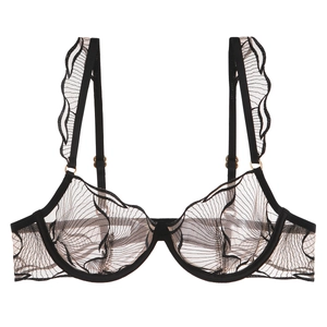 Reggiseno francese in pizzo nero con ricamo artistico e spalline a volant su sfondo bianco
