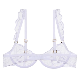 Dettaglio reggiseno in pizzo bianco con ricami floreali e spalline con volant
