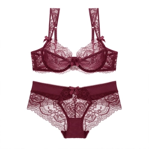 Completo intimo in pizzo bordeaux con reggiseno ultrasottile e slip coordinato con fiocchi