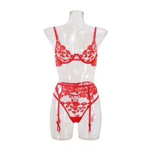 Détail d'un ensemble de lingerie rouge 3 pièces avec broderie lèvres et tulle transparent