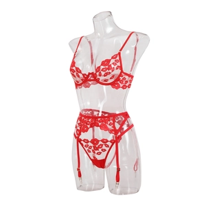 Détail de la lingerie en maille rouge avec broderie lèvres et porte-jarretelles réglable