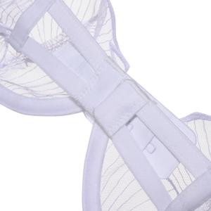 Dettaglio di reggiseno in pizzo bianco con chiusura posteriore a gancio e spalline regolabili