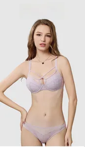 Gros plan détaillé sur un ensemble de lingerie en dentelle lavande avec broderies florales