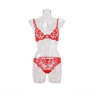 Détail d'un ensemble soutien-gorge en maille rouge avec motifs de lèvres brodés