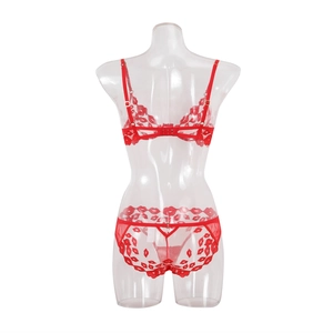 Détail de lingerie en maille rouge avec broderie lèvres et bretelles croisées au dos