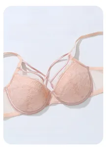 Vue détaillée de dessus du soutien-gorge en dentelle rose avec bretelles croisées