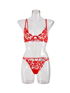 Détail de l'ensemble lingerie en résille rouge avec broderie lèvres et anneaux métal