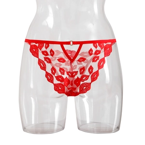 Dettaglio di slip in pizzo rosso con ricamo a labbra e cinturini con anello in metallo