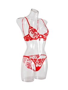 Détail de la broderie lèvres rouges sur lingerie en mesh transparent avec armature