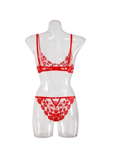 Détail de lingerie en maille rouge avec broderie de lèvres et bretelles réglables