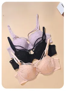 Vue détaillée de l'ensemble soutien-gorge en dentelle avec motifs floraux raffinés