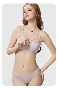 Détail de soutien-gorge en dentelle lavande avec bretelles croisées et motifs