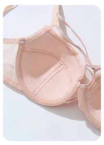 Détail d'un soutien-gorge en dentelle avec bonnets 3D et rembourrage doux