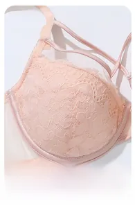 Gros plan détaillé de la broderie en dentelle rose et du tissu en maille délicate