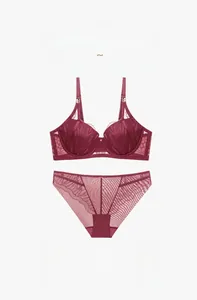 Détail d'un ensemble lingerie dentelle rouge foncé avec motifs floraux et tulle transparent
