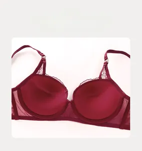 Détail de l'ensemble de lingerie en dentelle bordeaux avec bonnets en satin