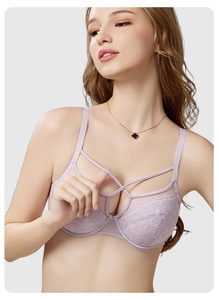 Gros plan d'un soutien-gorge en dentelle violet clair avec broderies et sangles croisées
