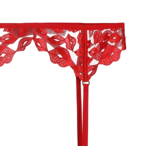 Vue détaillée d'un porte-jarretelles rouge en dentelle avec broderie à lèvres