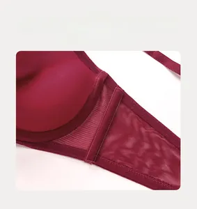 Détail du côté d'un soutien-gorge en dentelle rouge avec baleine de maintien