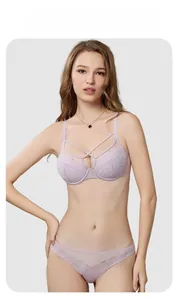 Détail de l'ensemble de lingerie en dentelle lavande avec de fines bretelles élégantes