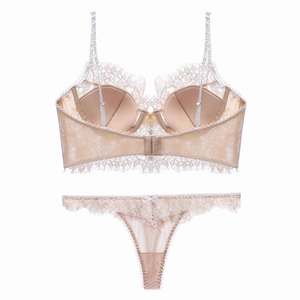 Dettaglio della delicata trama in pizzo e del ferretto sull'intimo in pizzo beige