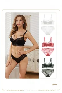 Détail des quatre couleurs de lingerie en dentelle avec nœuds et motifs floraux