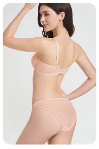Vue détaillée d'un ensemble de lingerie en dentelle rose avec dos en U pour soulager le dos