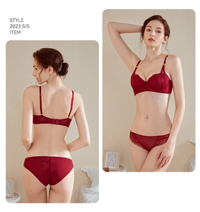 Vue détaillée avant et arrière de l'ensemble de lingerie en dentelle bordeaux et mesh