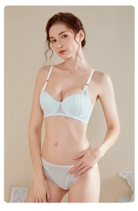 Détail de l'ensemble de lingerie en dentelle blanche avec soutien-gorge et culotte