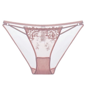 Lingerie en dentelle mauve avec broderie florale et anneaux sur fond blanc pur