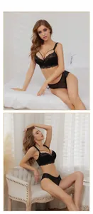 Détail d'un ensemble lingerie en dentelle noire avec bretelles croisées et broderie