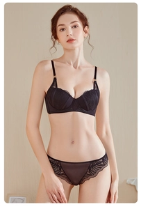 Détails d'un ensemble de lingerie en dentelle noire avec maille transparente et broderies